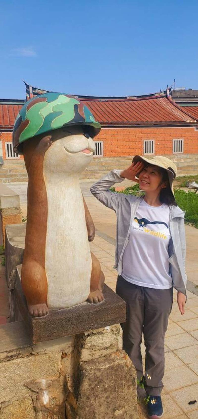 台灣生態紀錄片「戰地阿特War Zone Otter」，接獲「國際野生動物保育影展」入圍通知，將角逐最佳紀錄短片、棲地保育影片、人類與自然影片3大獎。圖為導演白心儀在金門水獺雕像前開心合影。（三立提供）