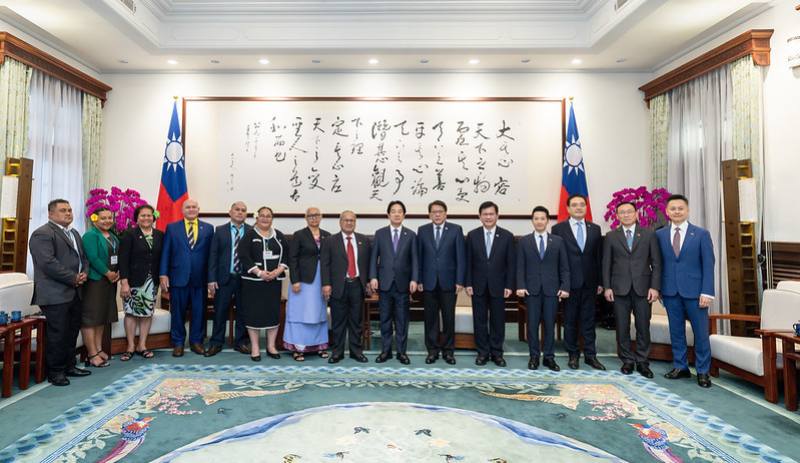 President Lai poses for a photo with a delegation led by Tuvalu Speaker of Parliament Iakoba Taeia Italeli and his wife.