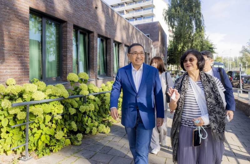新北市長侯友宜（前左）率衛生局長陳潤秋（前右）等團隊，於荷蘭當地時間2日前往阿姆斯特丹失智照護社區霍格威村參訪，借鏡國外長照經驗。（新北市府新聞局提供）