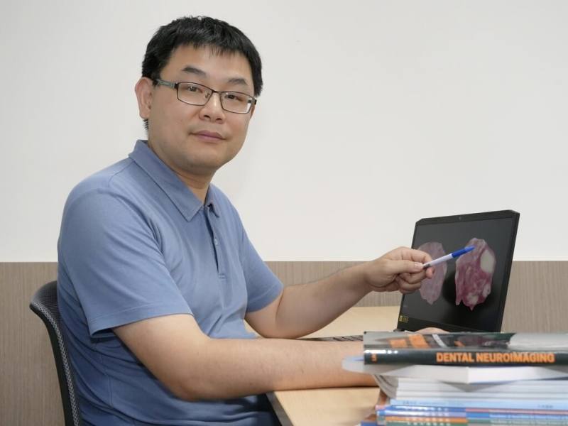 陽明交通大學團隊研究發現，咀嚼與吞嚥這兩項動作都與腦神經有關，圖為執行研究的陽明交大牙醫系教授林嘉澍。（陽明交大提供）