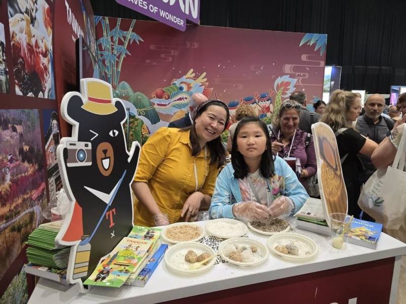 駐以色列代表處透過新媒體加強宣傳，並在多種活動場合提供符合猶太潔食（kosher）規範的試吃體驗，推動美食外交。圖為駐以色列代表處在2025年地中海旅展推廣台灣美食。（駐以色列代表處提供）