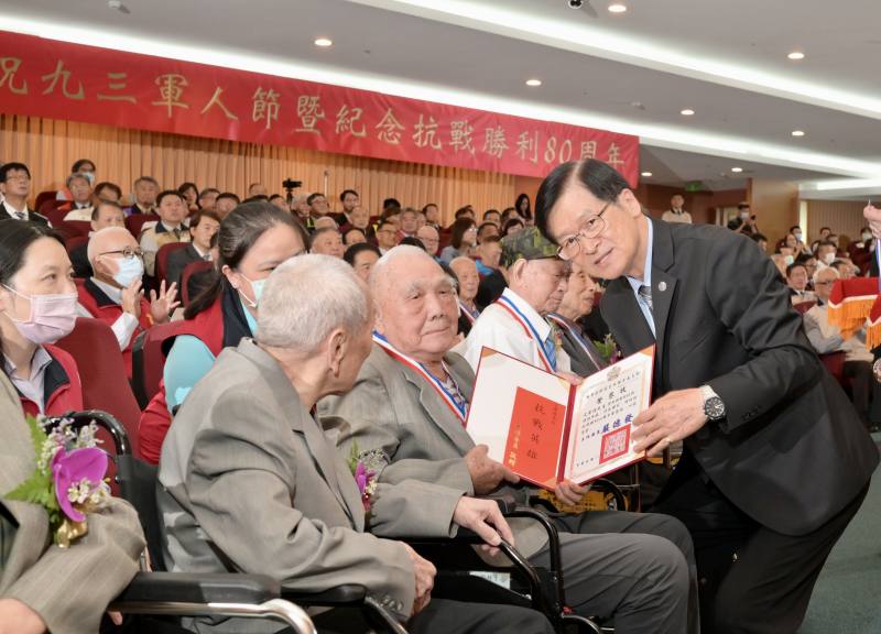 嚴主任委員頒發艾榮祿參戰英雄榮譽狀、榮譽紀念章及慰問金。