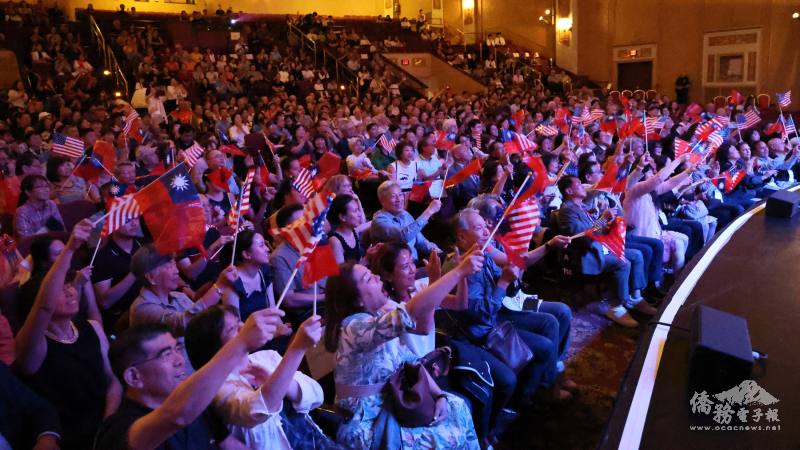 觀眾被精彩的節目感染，熱情揮舞國旗直喊「臺灣英雄」