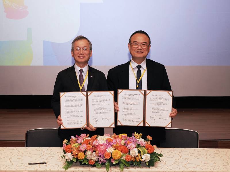 故宮博物院蕭宗煌院長(左)與高等教育國際合作基金會李蔡彥董事長(左)簽署合作備忘錄，這是故宮首度與教育基金會簽署MOU