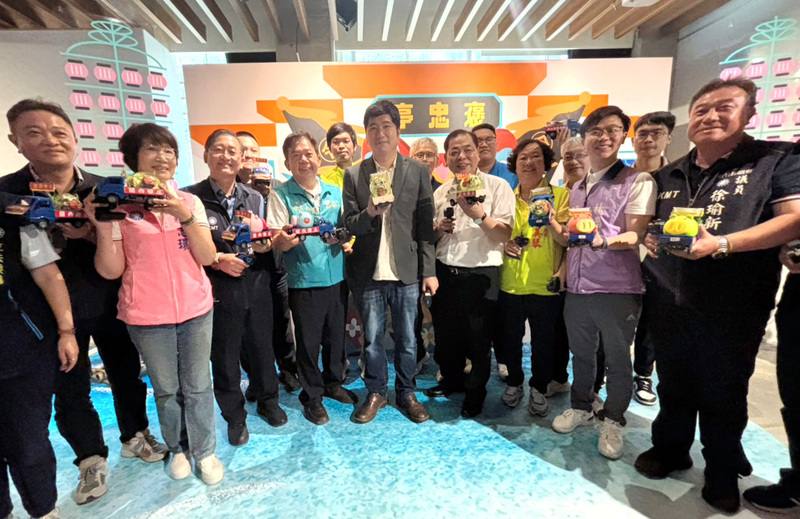 新竹縣義民祭「豬」事大吉義民創藝展3日開幕，展出12所國小彩繪神豬作品，客委會副主委邱星崴（前右5）表示，客委會將持續支持義民祭，推動客家文化傳承