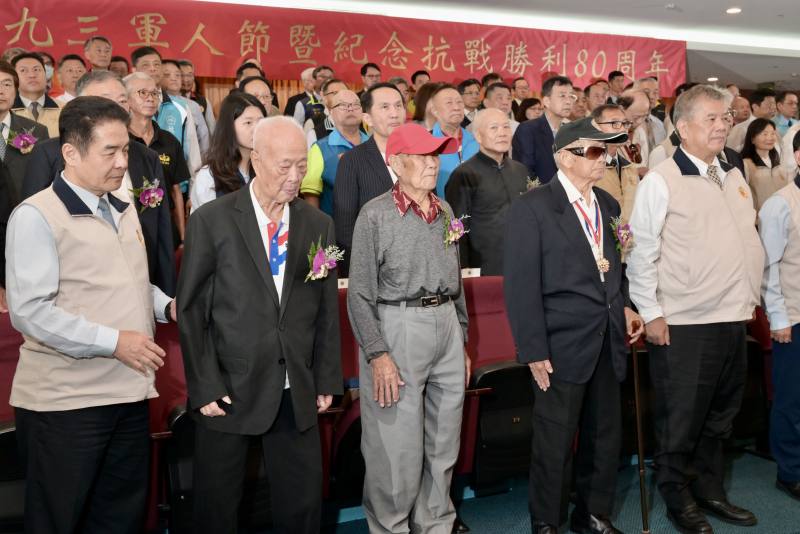 輔導會2日舉辦抗戰勝利80周年紀念大會，全體參加人員唱國歌。