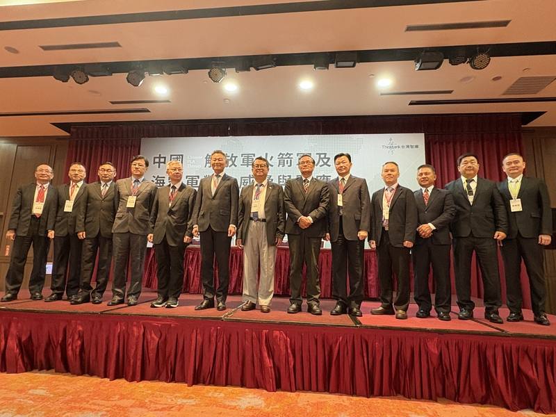 台灣智庫2日舉行解放軍研討會，前國安局長李翔宙（左6）、台灣智庫諮詢委員曹雄源（右5）等人出席與談。