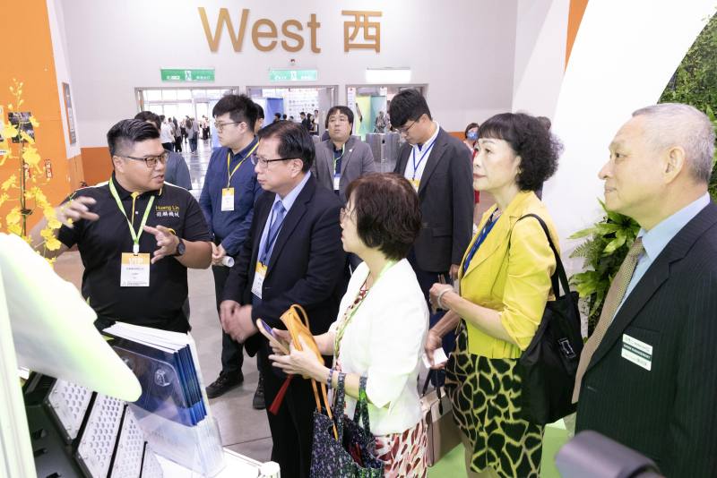 黃昭欽次長聽智慧農業館業者技術解說