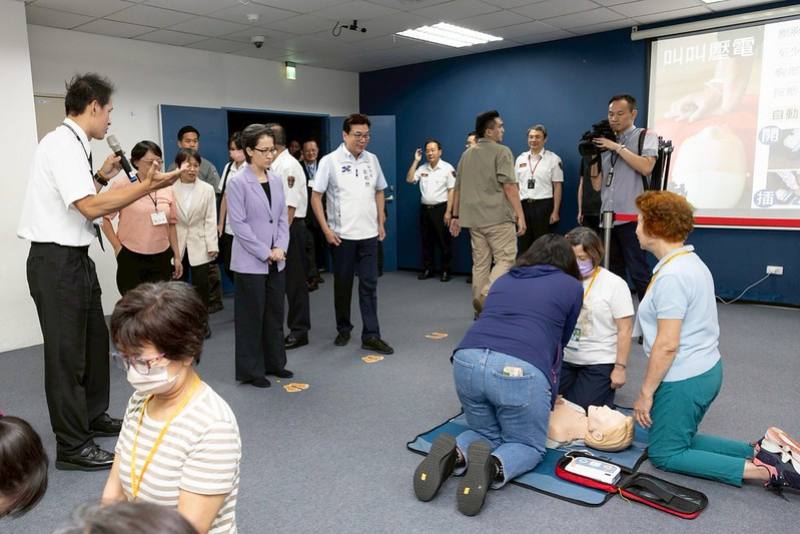 副總統視察防災士學員急救操作以及智能消防演練情形