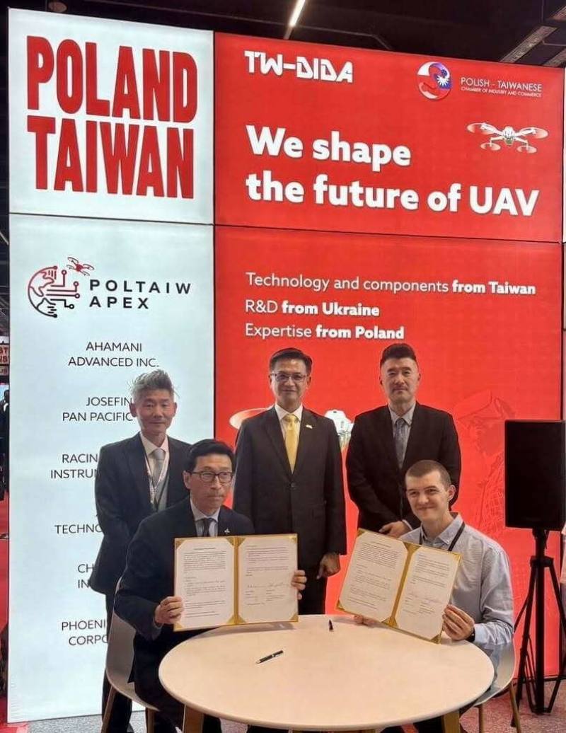 台灣國防產業發展協會秘書長徐綬章（前左）與烏克蘭利維夫科技聯盟（Lviv Tech Cluster）代表迪米德（Dmytro Dymyd）（前右）簽署MOU，駐波蘭代表劉永健（後中）出席見證（駐波蘭代表處提供）