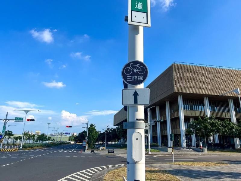 台南市政府規劃「雙館自行車道」增為「三館自行車道」，串聯國立台灣歷史博物館、市圖總館及奇美博物館，總長從40公里增至58公里（台南市政府提供）