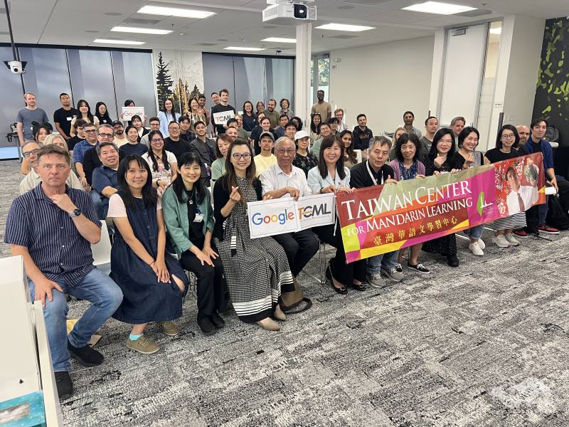 金山灣區文教中心主任莊雅淑（前排左6）、TCML台灣會館理事長廖俊惠（前排左5）、TGN幹部出席Google華語文科技專班第四期始業式與學員合影