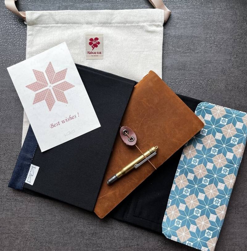 「Pakivalayen ta Siraya發掘西拉雅」西拉雅族文化與考古成果推廣應用徵件計畫，歷經近1年徵選執行後，9日起將在國立台灣史前文化博物館南科考古館登場，展出11件入選作品。圖為「傳承與現代交織的智慧-西拉雅十字繡手帳」（台南市政府提供）