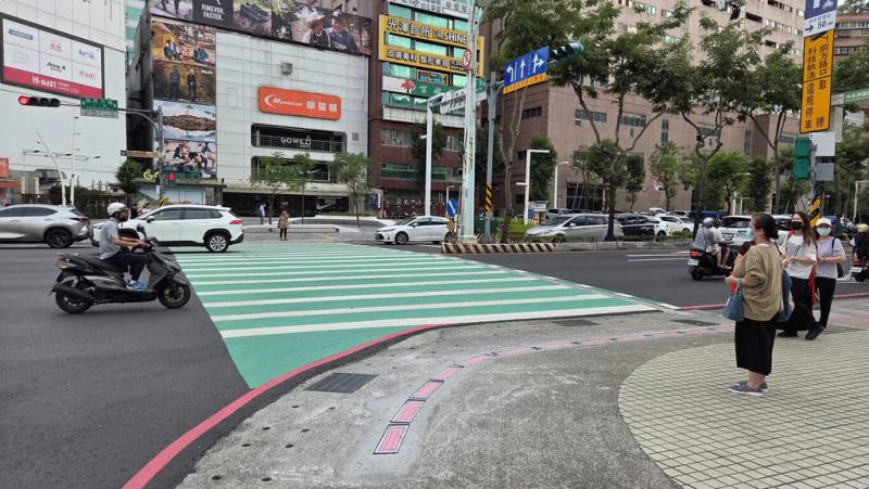 新北市政府在府中捷運站1號出口試辦「行人地面警示燈」，當行人號誌為紅燈時，LED地磚也會變紅色（新北市交通局提供）