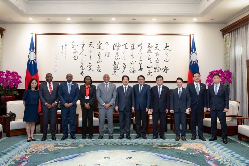 總統與「聖露西亞副總理兼觀光、投資、創意產業、文化暨新聞部部長希瑞爾訪團」合影