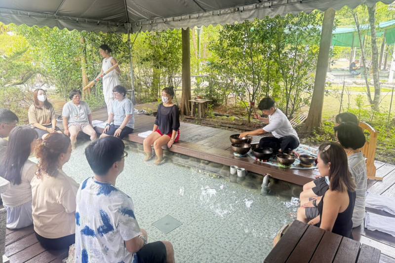 台南市觀光旅遊局推廣被譽為「天然美人湯」的楠西區龜丹溫泉，3日在龜丹溫泉體驗池舉辦快閃體驗，吸引民眾參加（台南市政府提供）