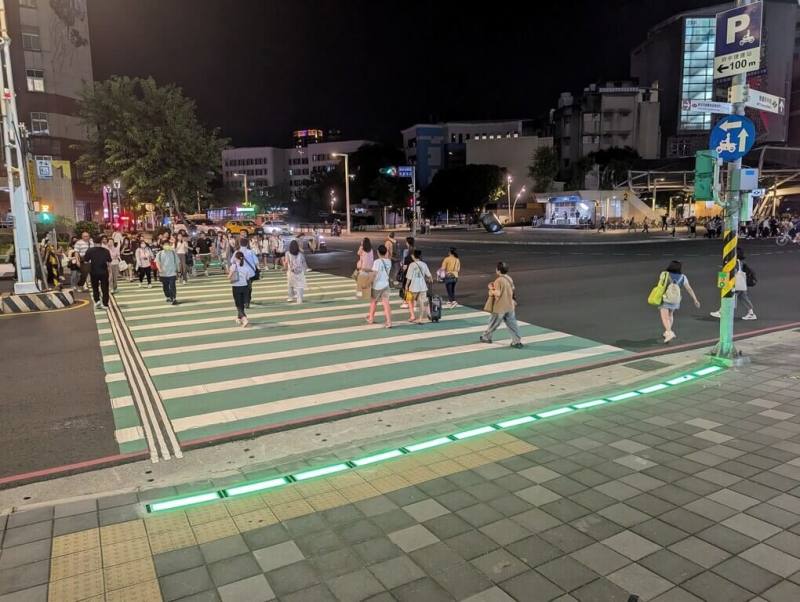 新北市政府在府中捷運站1號出口試辦「行人地面警示燈」，LED地磚會與行人號誌同步變色，提升民眾過馬路安全性（新北市交通局提供）