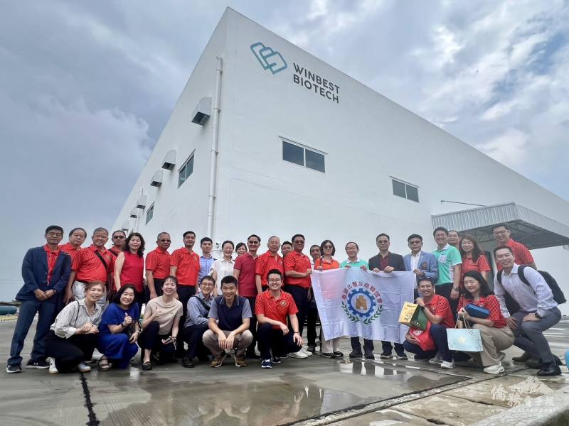 Winbest 醫療級企業製造廠前合影