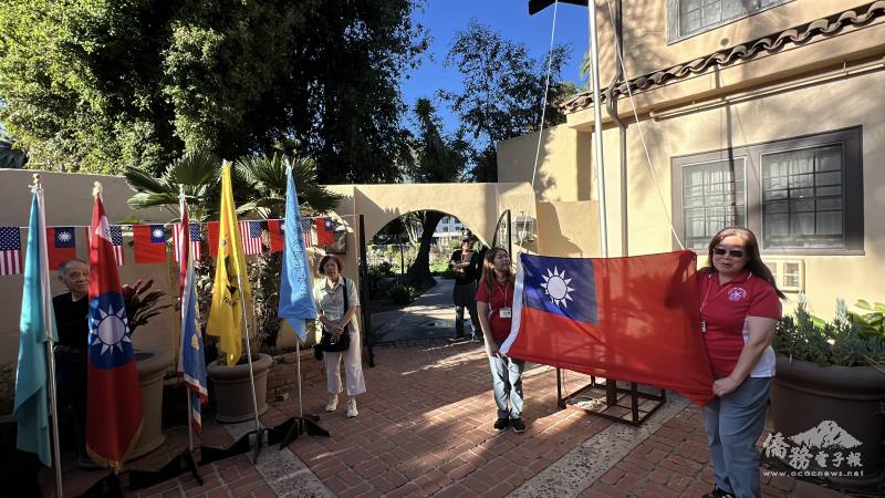 升旗典禮國旗校旗飄揚