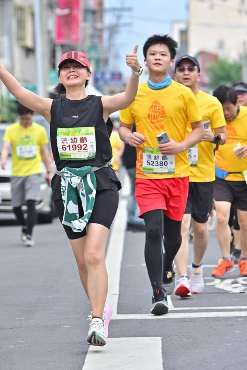 台中女中校長洪幼齡（左）4日表示，要如何激勵學測各校自有創意，她將以「陪跑代替陪考」，運動可以刺激大腦，盼透過跑步方式激勵學生。圖為洪幼齡2023年11月參加田中馬拉松活動畫面（洪幼齡提供）