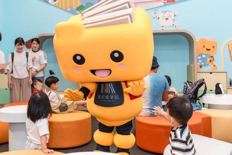 國家檔案館整合行政、典藏及多元服務功能，1至3樓設有開放全民免費參觀的常設展廳、特展廳，也有適合親子造訪的國家檔案館吉祥物「阿凱將小屋」兒童體驗室，以及國家檔案閱覽中心（國發會檔案局提供）