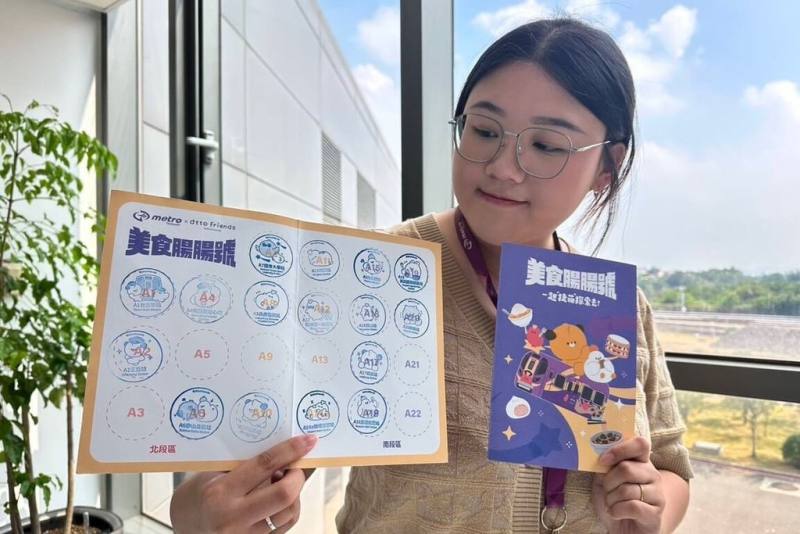 桃園大眾捷運公司攜手社群平台原創IP dtto friends，打造「美食腸腸號」彩繪列車，3日宣布推出搭車玩心理測驗換牛奶糖、挑戰車站集章兌換限量娃娃等活動（桃園大眾捷運公司提供）
