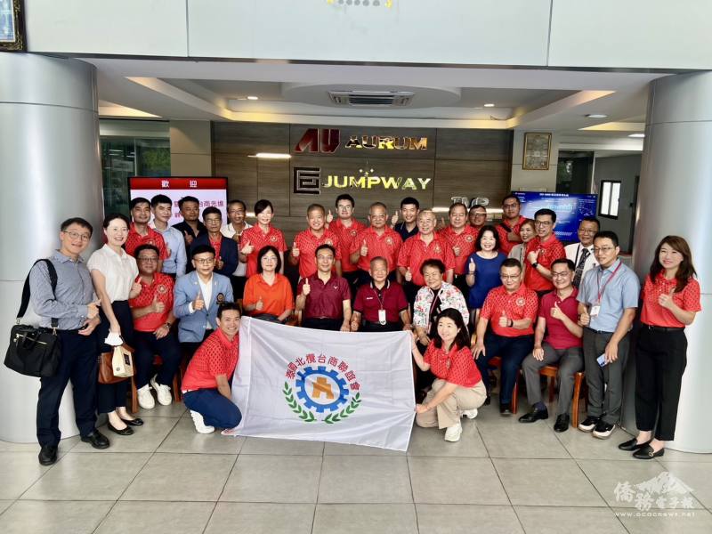 企業參訪團於Jumpway/Aurum兩家精密企業合影