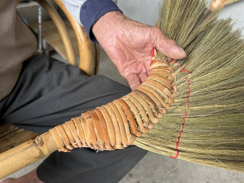 Chang Shui shows his handmade broom in Taitung County on Wednesday. CNA photo Sept. 3, 2025