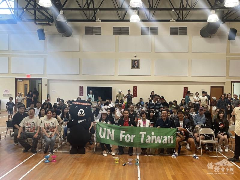 華府文教中心主任黃正杰 (第一排右四)、北美洲臺灣商會聯合總會總會長暨僑務委員白越珠(第一排右三) 、臺頑少年郎千禧世代創辦人唐伯禹(第一排左一)與僑胞共同支持臺灣參與聯合國