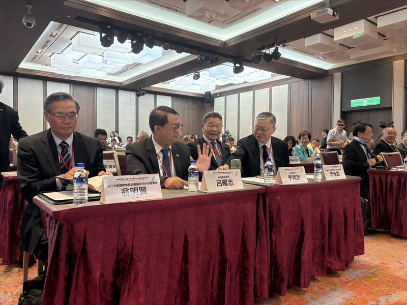 Former National Security Bureau Director Lee Shying-jow (third left) speaks with other guests during a conference on Chinese PLA threats and Taiwan’s strategic response in Taipei on Tuesday. CNA photo Sep. 2, 2025