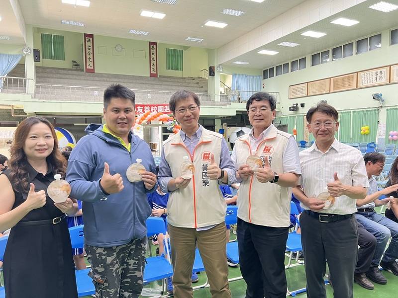 屏東縣里港鄉青農楊岳翰（左2）回饋鄉里，斥資新台幣約110萬元，贊助里港鄉等地區8所學校，每週喝1次果汁，連續供應8週；屏東縣副縣長黃國榮（中）出席捐贈儀式，感謝在地企業熱忱