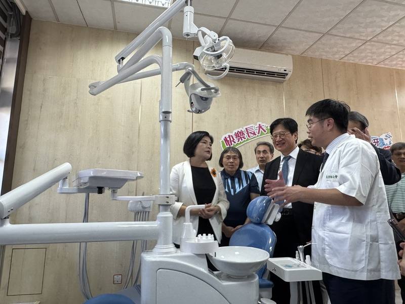 為照顧雲林縣偏鄉學童牙齒健康並提升校園牙科診療品質，雲林縣政府自籌經費在口湖、元長等9鄉鎮、12所學校各設置2座牙科診療椅，推動衛星式偏鄉學校巡迴醫療服務。雲林縣長張麗善（左1）4日到下崙國小視察