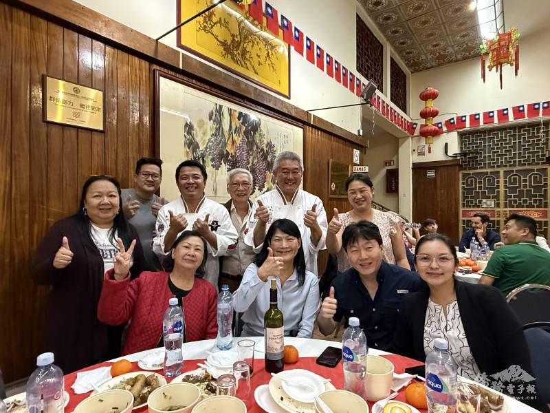 僑界代表與主廚們合影留念