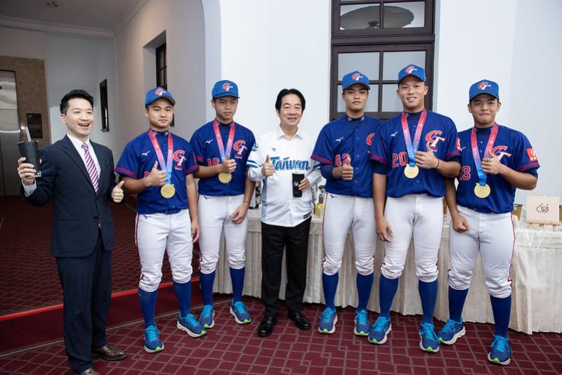 總統與代表隊選手合影