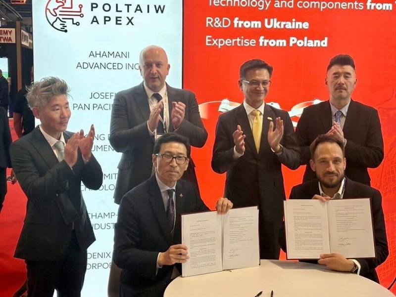 Taiwan Defense Industry Development Association President Tony Hsu (front left) and the founder of the Taiwan-Poland Chamber of Commerce, Bartlomiej Dobosz (front right), sign a memorandum of understanding in Poland on Wednesday. CNA photo Sept. 3, 2025