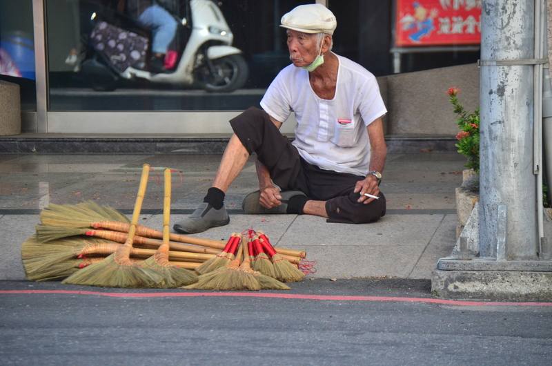 "Broom Grandpa" Chang Shui sells his broom along the streets of Taitung County on Wednesday. CNA photo Sept. 3, 2025