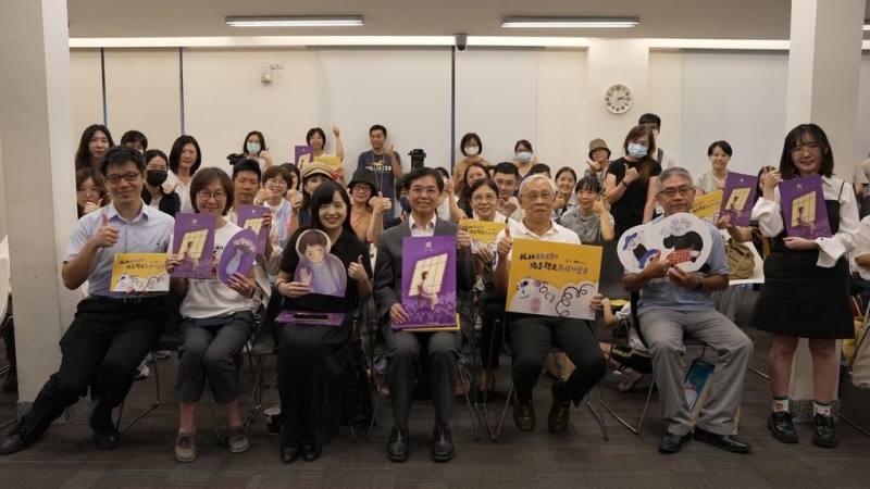 國家人權博物館與蔚藍文化攜手推出繪本「窗」與「我的奶奶，總是聽見奇怪的聲音」，盼透過孩子的眼光，讓更多人看見人權之路的篳路藍縷，3日在白色恐怖景美紀念園區舉行新書發表會（國家人權博物館提供）