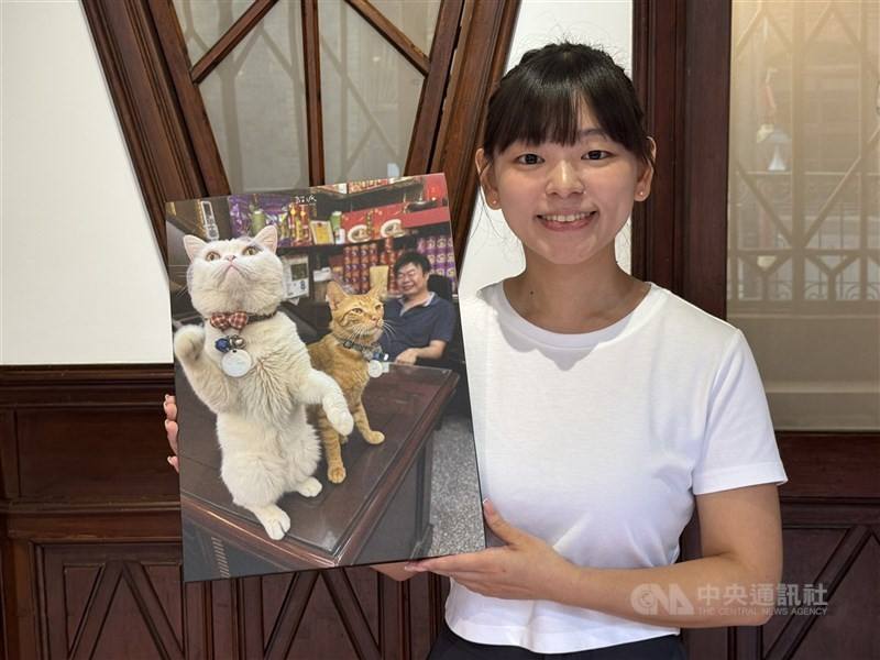 Photographer Sabrina Hsu won the top prize in the second “Meow Pie” Photo Contest with her shot of Money, a white cat, standing upright. CNA photo Sept. 4, 2025
