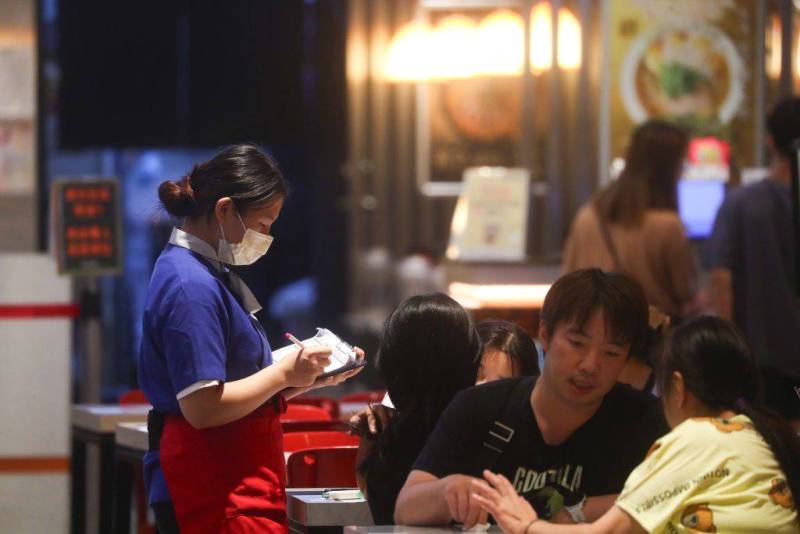 圖為商場服務人員工作情形