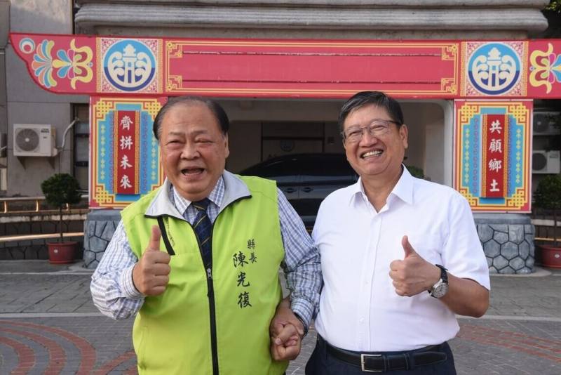 新竹縣政府舉辦「114年澎湖縣產業園區暨再生能源參訪交流活動」，新竹縣長楊文科（右）3日帶隊拜會澎湖縣長陳光復（左），兩人牽手比讚開心合影（澎湖縣政府提供）