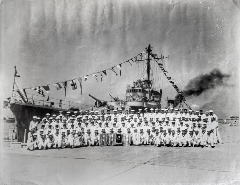 海軍丹陽艦官兵於1965年的艦慶合影，並秀出競賽所獲得的錦旗（黃政行提供）