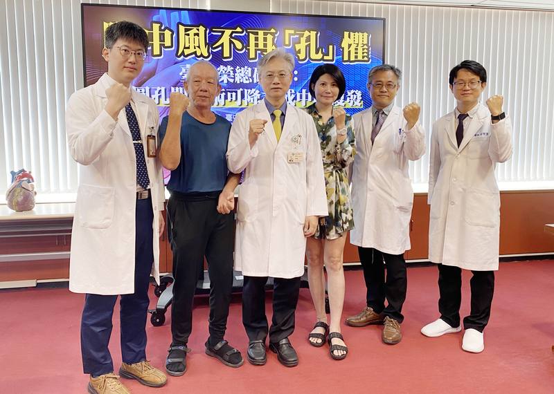 台中榮總4日舉行記者會，會中發表由中榮院長傅雲慶（左3）推動的「心腦團隊」，為心臟開放性卵圓孔導致腦中風的患者施予心導管卵圓孔關閉術，可降低9成中風復發機會
