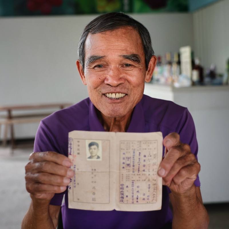 出生於日治時代的彰化果農黃政行，當年在服海軍義務役時，分發到日本戰後賠償給中華民國的驅逐艦「雪風」艦，因緣際會成為改名為「丹陽」艦的末代水兵。黃政行於1963年至1966年服3年海軍義務役，梯次為第94梯，受訪時拿出退伍證明書合影