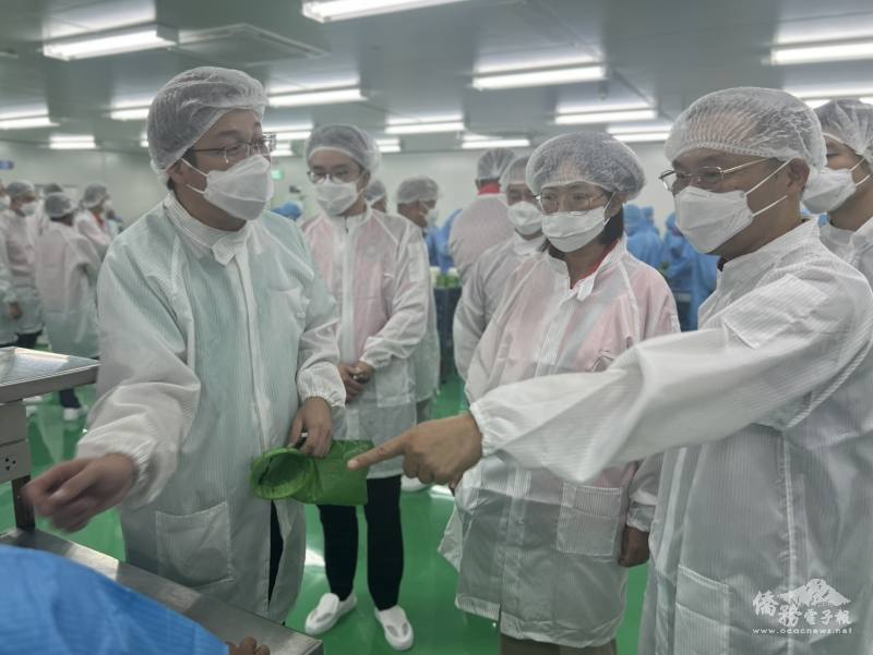 Winbest 總經理林益宇向大使藍夏禮(右)及大使夫人說明製造流程