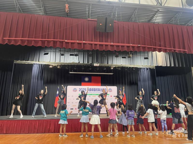 全場球迷一同與樂天啦啦隊跳應援舞