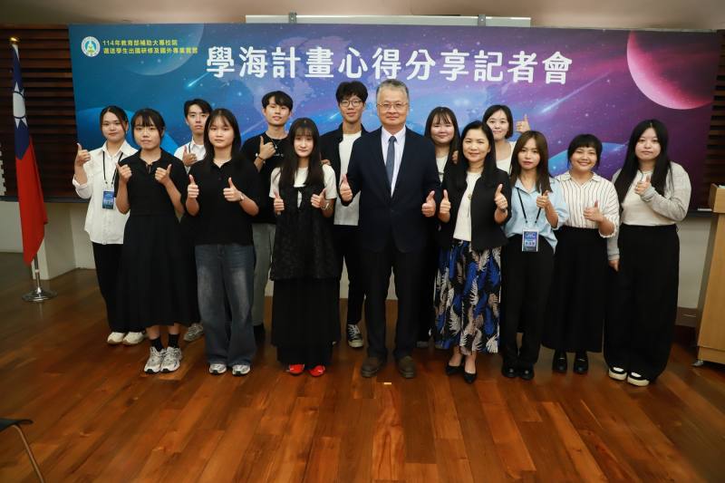 教育部表揚114年學海計畫心得佳作學生，劉國偉次長與學生合影
