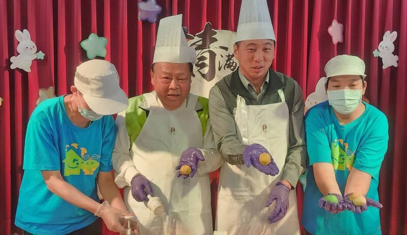 澎湖「魔豆小舖」5日發表中秋節產品，澎湖縣長陳光復（左2）與議長陳毓仁（右2）等人化身代言人，現場製作月餅，並認購以行動支持身障弱勢族群。