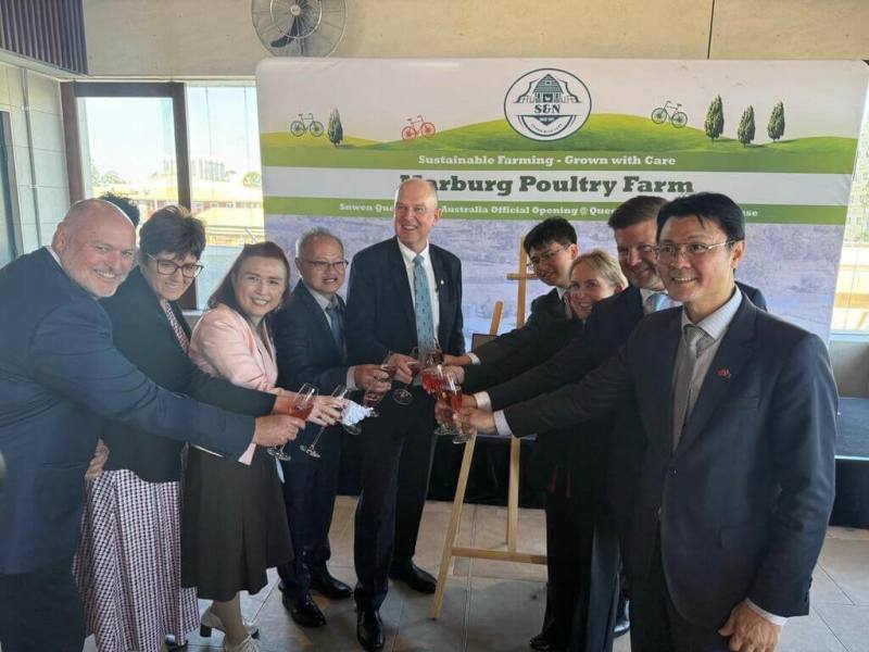 駐布里斯本辦事處長范厚祿（右1）9月1日出席一場當地的台資企業活動時，強調台商在澳洲貢獻心力，呼籲澳洲支持台灣加入CPTPP。（駐布里斯本辦事處提供）