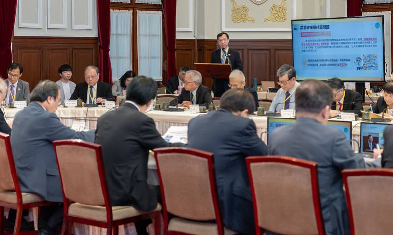 總統聽取執行秘書暨衛福部長石崇良報告「第4次委員會議列管事項辦理情形」、「智慧醫療結合健康照護」，以及衛福部食品藥物管理署姜至剛署長報告「推動臺灣生醫產業創新發展」