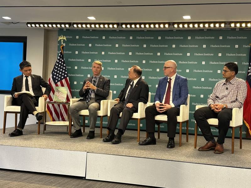 美國聯邦眾議院軍事委員會副主席魏特曼（左2）、國民黨立委陳永康（右3）等人4日出席華府智庫哈德遜研究所舉辦的「數位前線：打造具網路韌性的台灣」座談。